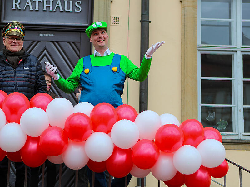 FaschingszugTausende Besucher beim gro&szlig;en Faschingsumzug in Bamberg