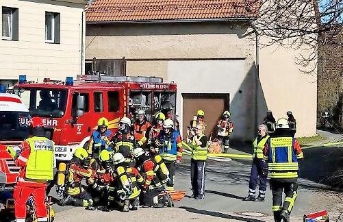 Alle H&auml;nde voll zu tun haben die Rettungskr&auml;fte bei dem simulierten Katastrophenfall in Hohenschw&auml;rz.