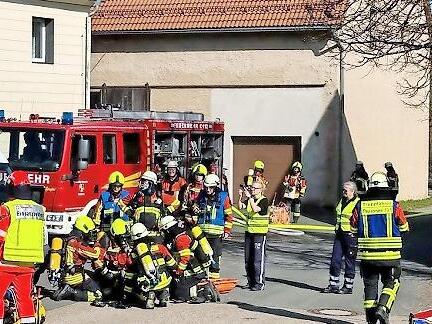 Alle H&auml;nde voll zu tun haben die Rettungskr&auml;fte bei dem simulierten Katastrophenfall in Hohenschw&auml;rz.