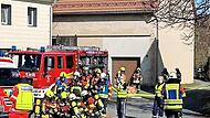 Alle H&auml;nde voll zu tun haben die Rettungskr&auml;fte bei dem simulierten Katastrophenfall in Hohenschw&auml;rz.