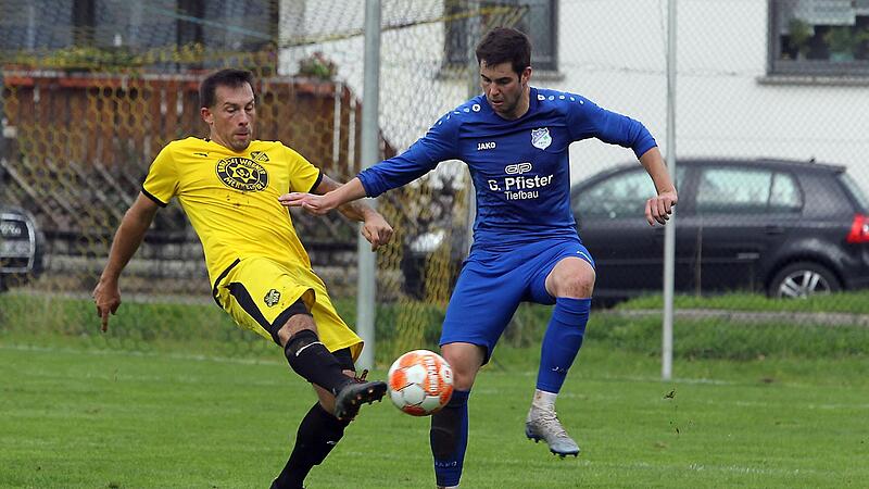 Unter Spielertrainer Manuel Meyer (l.) hat sich der SV Merkendorf in der Bezirksliga stabilisiert und empf&auml;ngt zum Restrundenauftakt den TSV Schammelsdorf.
