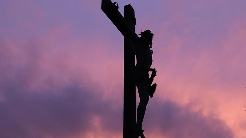 Das imposante Friedhofkreuz von 1904 im November-Abendlicht