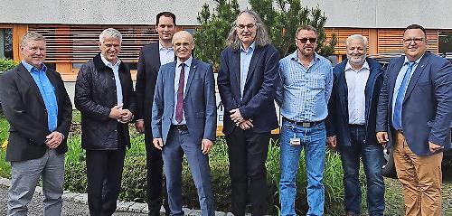 Die Elso-F&uuml;hrung mit den Politik-G&auml;sten (v. l.): Kaufm&auml;nnischer Leiter Michael Koch, MdL Steffen Vogel, J&ouml;rn Elbe, Landrat Wilhelm Schneider, Gesch&auml;ftsf&uuml;hrer Gundram Elbe, Technischer Leiter Christian Endres, Wirtschaftsf&ouml;rderer Michael Brehm und ...