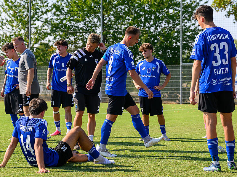 Enttäuschte Gesichter bei Trainer Reńe Ebert (Mitte) und Co. Der Jahn Forchheim hat am Samstag zuhause mit 1:5 gegen den FC Eintracht Münchberg verloren. Enttäuschte Gesichter bei Trainer Reńe Ebert (Mitte) und Co. Der Jahn Forchheim hat am Samstag zuhause mit 1:5 gegen den FC Eintracht Münchberg verloren.
