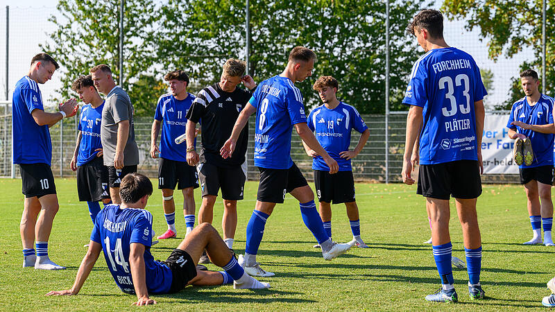 Enttäuschte Gesichter bei Trainer Reńe Ebert (Mitte) und Co. Der Jahn Forchheim hat am Samstag zuhause mit 1:5 gegen den FC Eintracht Münchberg verloren. Enttäuschte Gesichter bei Trainer Reńe Ebert (Mitte) und Co. Der Jahn Forchheim hat am Samstag zuhause mit 1:5 gegen den FC Eintracht Münchberg verloren.