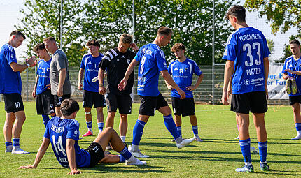 Entt&auml;uschte Gesichter bei Trainer Reńe Ebert (Mitte) und Co. Der Jahn Forchheim hat am Samstag zuhause mit 1:5 gegen den FC Eintracht M&uuml;nchberg verloren.