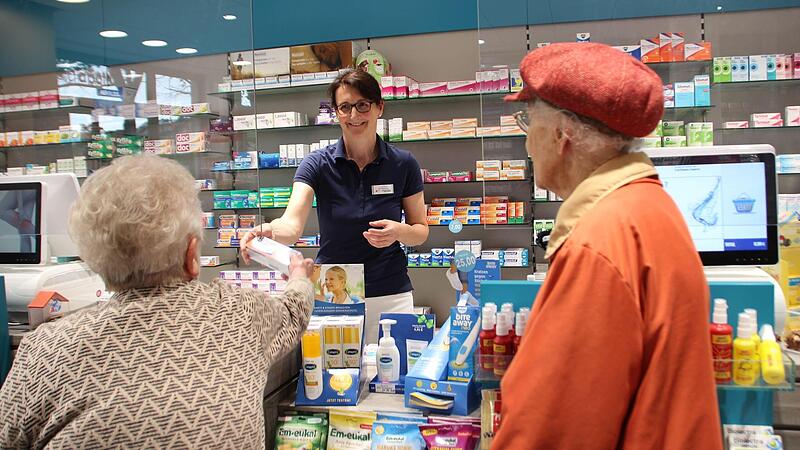 Die Liebig-Apotheke von Inhaberin Susan K&ouml;nig (Mitte) gleich neben ihrer Wohnung sch&auml;tzen  diese beiden Heroldsbacher Seniorinnen als ein St&uuml;ck Lebensqualit&auml;t.Forchheim & Fr&auml;nkische Schweiz