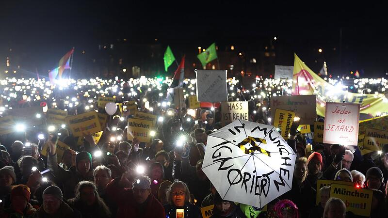„Lichtermeer“ am 11. Februar in München: Auch in der Hofheimer Innenstadt soll es am Donnerstag, 21. März, ein solches Lichtermeer geben. „Lichtermeer“ am 11. Februar in München: Auch in der Hofheimer Innenstadt soll es am Donnerstag, 21. März, ein solches Lichtermeer geben.