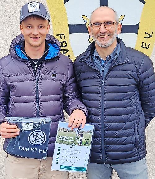 Max Stürzenberger (links) wurde von BFV-Spielleiter Peter Schmitt ausgezeichnet. Max Stürzenberger (links) wurde von BFV-Spielleiter Peter Schmitt ausgezeichnet.