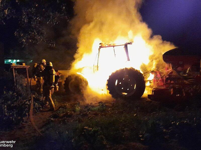Feuerwehreinsatz in Bamberg-Gaustadt: Traktor komplett in Flammen Feuerwehreinsatz in Bamberg-Gaustadt: Traktor komplett in Flammen