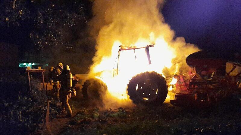 Feuerwehreinsatz in Bamberg-Gaustadt: Traktor komplett in Flammen Feuerwehreinsatz in Bamberg-Gaustadt: Traktor komplett in Flammen