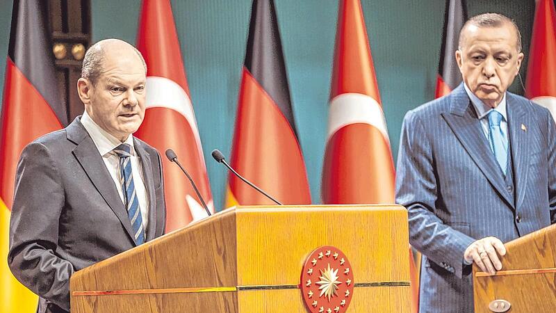 Bundeskanzler Olaf Scholz (SPD) und Präsident Recep Tayyip Erdogan bei einer Pressekonferenz zu Scholz' Antrittsbesuch im März.