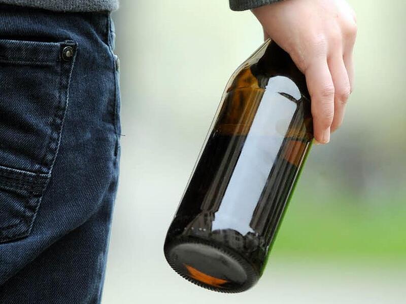 In Hemhofen hat ein 49-Jähriger einen Hundebesitzer beim Spazierengehen mit einer Glasflasche attackiert. Symbolfoto: Tobias Hase/dpa In Hemhofen hat ein 49-Jähriger einen Hundebesitzer beim Spazierengehen mit einer Glasflasche attackiert. Symbolfoto: Tobias Hase/dpa