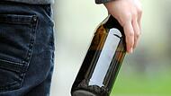 In Hemhofen hat ein 49-J&auml;hriger einen Hundebesitzer beim Spazierengehen mit einer Glasflasche attackiert. Symbolfoto: Tobias Hase/dpa