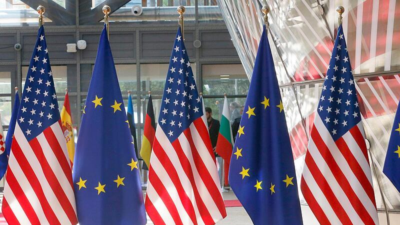 EU-Flaggen und amerikanische Fahnen im EU-Hauptquartier: Zwischen Europa und den USA bahnt sich ein Handelskrieg an.