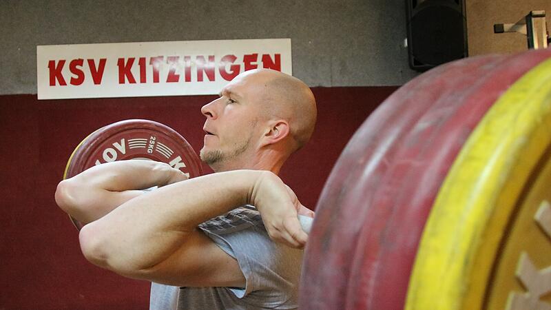 Stefan Holzer beim Stoßen. Stefan Holzer beim Stoßen.