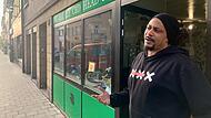 Jeffery Mensah vor seinem „Head & Grow Shop“ in Erlangen. Er hat schon einen Cannabis-Anbauverein gegründet.Jeffery Mensah in und vor seinem „Head & Grow Shop“ in Erlangen. Er hat schon einen Cannabis-Anbauverein gegründet. Jeffery Mensah vor seinem „Head & Grow Shop“ in Erlangen. Er hat schon einen Cannabis-Anbauverein gegründet.Jeffery Mensah in und vor seinem „Head & Grow Shop“ in Erlangen. Er hat schon einen Cannabis-Anbauverein gegründet.