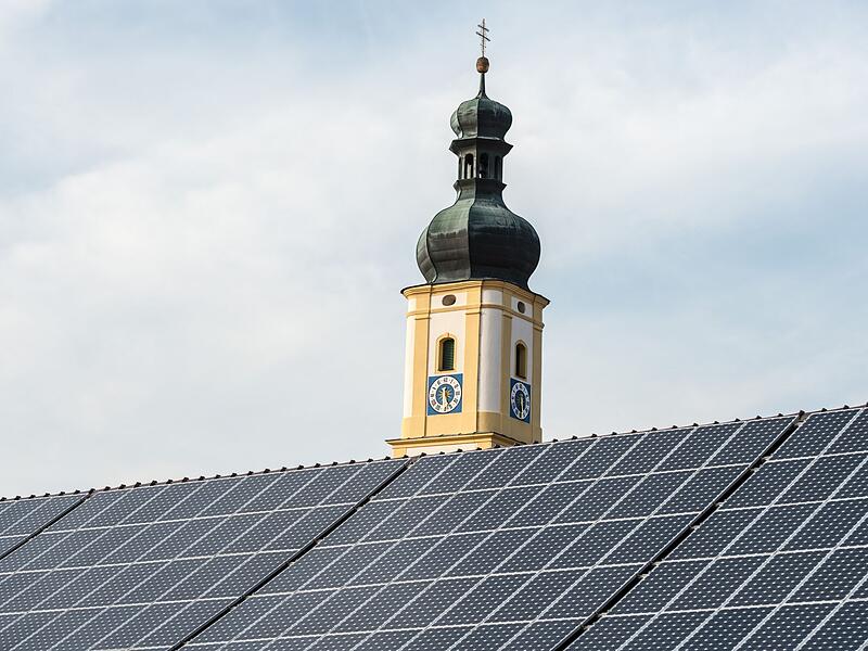 Solaranlage vor Kirchturm