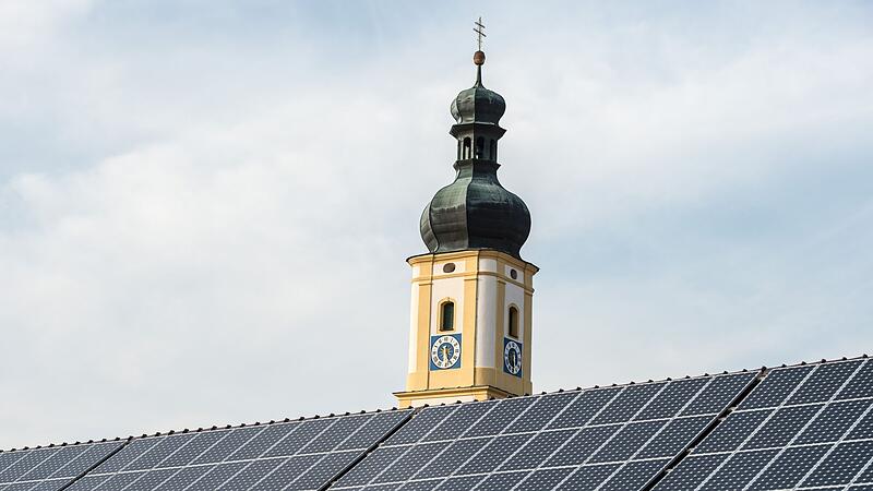 Solaranlage vor Kirchturm