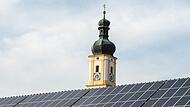 Solaranlage vor Kirchturm