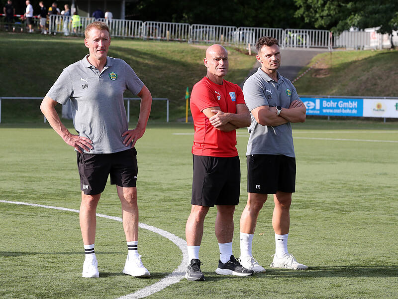 Don Bosco Bamberg: Udo Prell neuer Co-Trainer Neues Gesicht im Trainerteam der DJK Bamberg: Udo Prell (Mitte) steht künftig neben Torwarttrainer Dieter Mark (links) und Cheftrainer Carsten Nüßlein an der Seitenlinie.