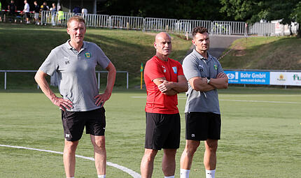 Don Bosco Bamberg: Udo Prell neuer Co-Trainer Neues Gesicht im Trainerteam der DJK Bamberg: Udo Prell (Mitte) steht künftig neben Torwarttrainer Dieter Mark (links) und Cheftrainer Carsten Nüßlein an der Seitenlinie.