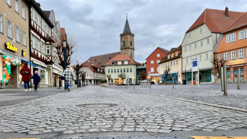 Diesen Montag geht es los: Am Marktplatz stehen Pflastersanierungsarbeiten an.