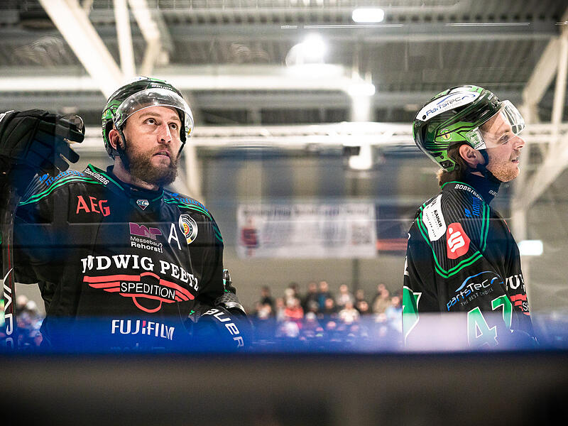 Die Überraschung bleibt aus: Jake Fardoe (links), Philipp Stobbe und die Alligators verlieren am Freitag in Memmingen mit 1:5.