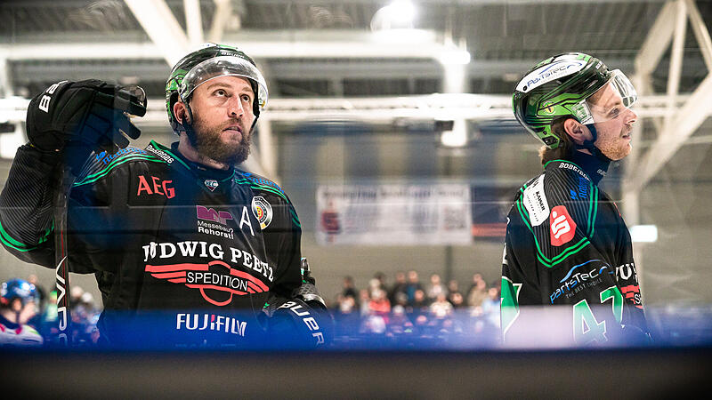 Die &Uuml;berraschung bleibt aus: Jake Fardoe (links), Philipp Stobbe und die Alligators verlieren am Freitag in Memmingen mit 1:5.