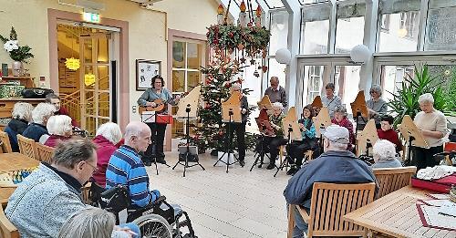 Im Wintergarten des Pflegeheims trat die Veehharfengruppe auf. Im Wintergarten des Pflegeheims trat die Veehharfengruppe auf.