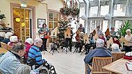 Im Wintergarten des Pflegeheims trat die Veehharfengruppe auf.