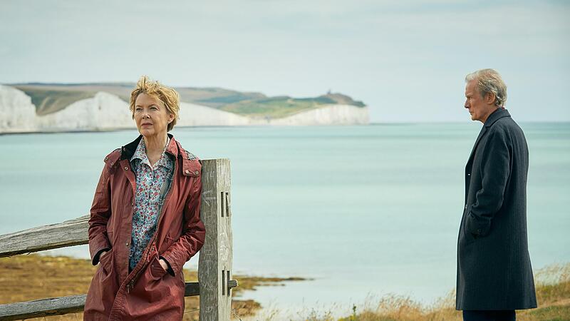 Grace (Annette Bening) und Edward (Bill Nighy) in einer Szene von „Wer wir sind und wer wir waren“.