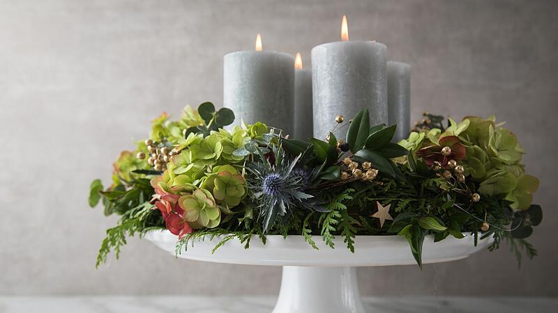 Ein Adventskranz mit Blockkerzen