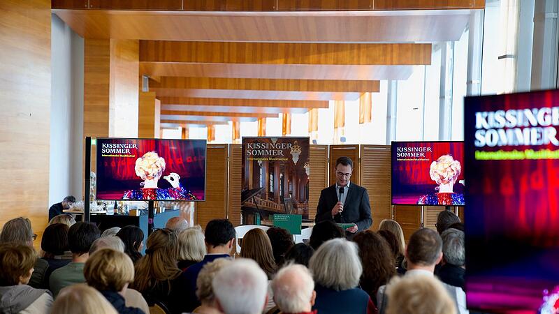 Alexander Steinbeis präsentiert das Programm des Kissinger Sommers in der Maison de la Radio in Paris
