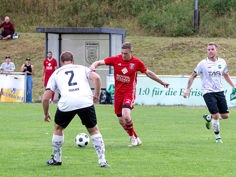 Beim 7:3-Erfolg gegen den ASV Marktschorgast steuerte der Kulmbacher Alexander Vogel (rotes Trikot) zwei Treffer bei. Beim 7:3-Erfolg gegen den ASV Marktschorgast steuerte der Kulmbacher Alexander Vogel (rotes Trikot) zwei Treffer bei.