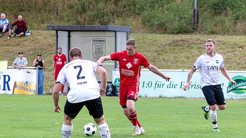 Beim 7:3-Erfolg gegen den ASV Marktschorgast steuerte der Kulmbacher Alexander Vogel (rotes Trikot) zwei Treffer bei.