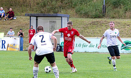 Beim 7:3-Erfolg gegen den ASV Marktschorgast steuerte der Kulmbacher Alexander Vogel (rotes Trikot) zwei Treffer bei. Beim 7:3-Erfolg gegen den ASV Marktschorgast steuerte der Kulmbacher Alexander Vogel (rotes Trikot) zwei Treffer bei.