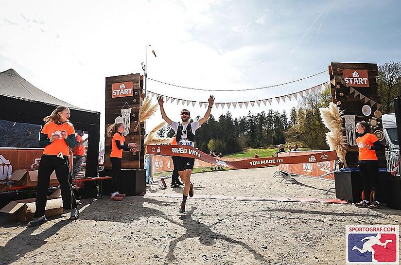 Er kennt weder Strecke noch Gegner, aber Daniel G&ouml;tz l&auml;uft beim Soul-Trail in Deggendorf nach 27 Kilometern und 1070 H&ouml;henmetern als Erster ins Ziel.