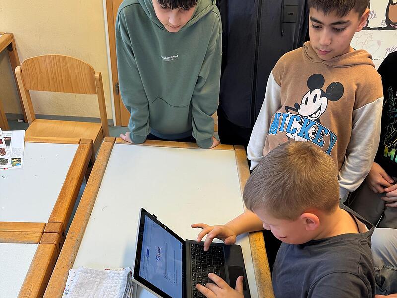 Während der Projektarbeit gingen die Kinder... Während der Projektarbeit gingen die Kinder...