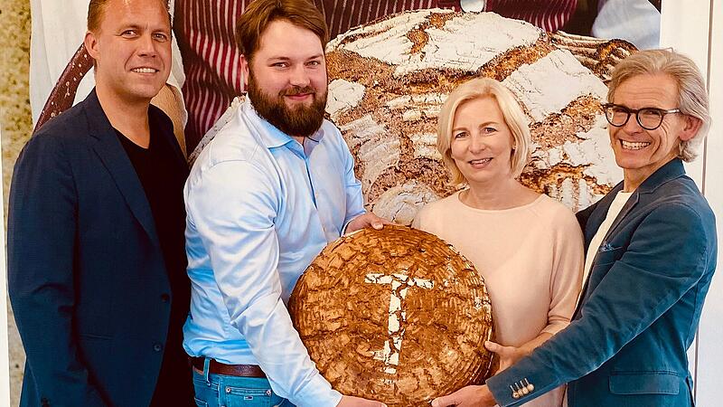 Bei der &Uuml;bergabe des Brothandwerks an die j&uuml;ngere Generation (v.l.n.r.): Marc Grimminger und Leo Sutor-Wernich, die beiden Nachfolger, &uuml;bernehmen von Birgit Gram&szlig; und Prof. Dr. Rupert Gram&szlig; das in Deutschland bekannte Bio-Handwerksunternehmen Trosdorfer Landb&auml;ckerei.