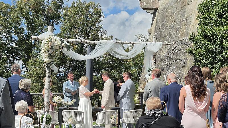 Der RingtauschHeiraten auf der Festung Rosenberg in Kronach