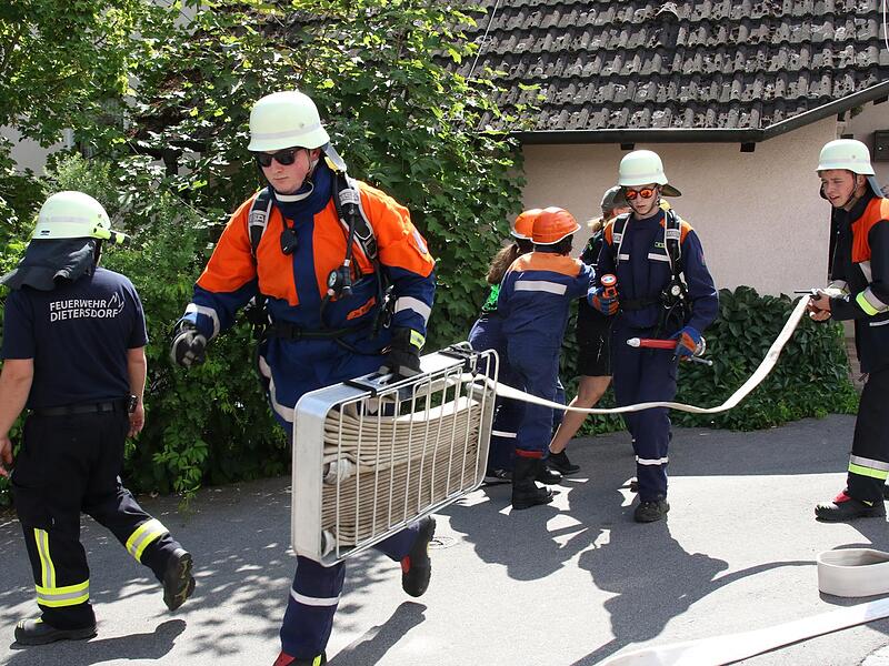 Der angenommene Brand im Beatschuppen in Autenhausen wurde schnell gelöscht, die vermissten Personen gesucht und gefunden.