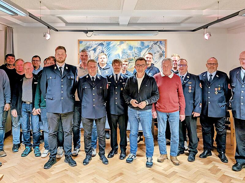 Zahlreiche Mitglieder der Feuerwehren aus Wallenfels, Wolfersgrün und Geuser verfolgten die Stadtratssitzung. Sie freuten sich gemeinsam mit den Vertretern der Fraktionen und Bürgermeister Jens Korn über das geschnürte Investitionspaket.