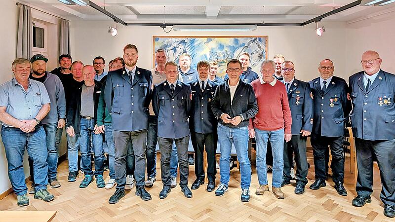 Zahlreiche Mitglieder der Feuerwehren aus Wallenfels, Wolfersgrün und Geuser verfolgten die Stadtratssitzung. Sie freuten sich gemeinsam mit den Vertretern der Fraktionen und Bürgermeister Jens Korn über das geschnürte Investitionspaket.