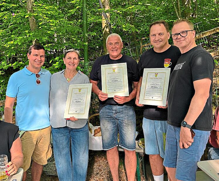 Beim Helferfest wurden die scheidenden Vorstandsmitglieder geehrt (v.l.): Präsident Sebastian Hösch, Katharina Bauer, Ewald Stilkerich, Marco Bauer und Sitzungspräsident Bernd Uttenreuther.Sebastian Hösch Beim Helferfest wurden die scheidenden Vorstandsmitglieder geehrt (v.l.): Präsident Sebastian Hösch, Katharina Bauer, Ewald Stilkerich, Marco Bauer und Sitzungspräsident Bernd Uttenreuther.Sebastian Hösch