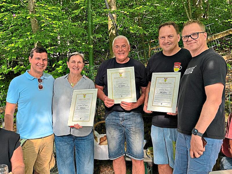 Beim Helferfest wurden die scheidenden Vorstandsmitglieder geehrt (v.l.): Präsident Sebastian Hösch, Katharina Bauer, Ewald Stilkerich, Marco Bauer und Sitzungspräsident Bernd Uttenreuther.Sebastian Hösch Beim Helferfest wurden die scheidenden Vorstandsmitglieder geehrt (v.l.): Präsident Sebastian Hösch, Katharina Bauer, Ewald Stilkerich, Marco Bauer und Sitzungspräsident Bernd Uttenreuther.Sebastian Hösch
