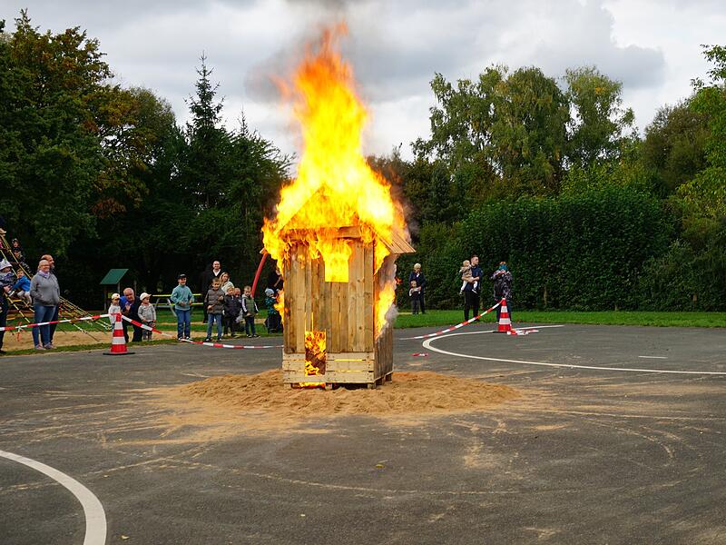 Für die Übung in Baiersdorf wurde eine Holzhütte angezündet, die schnell lichterloh brannte.
