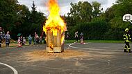 Für die Übung in Baiersdorf wurde eine Holzhütte angezündet, die schnell lichterloh brannte.