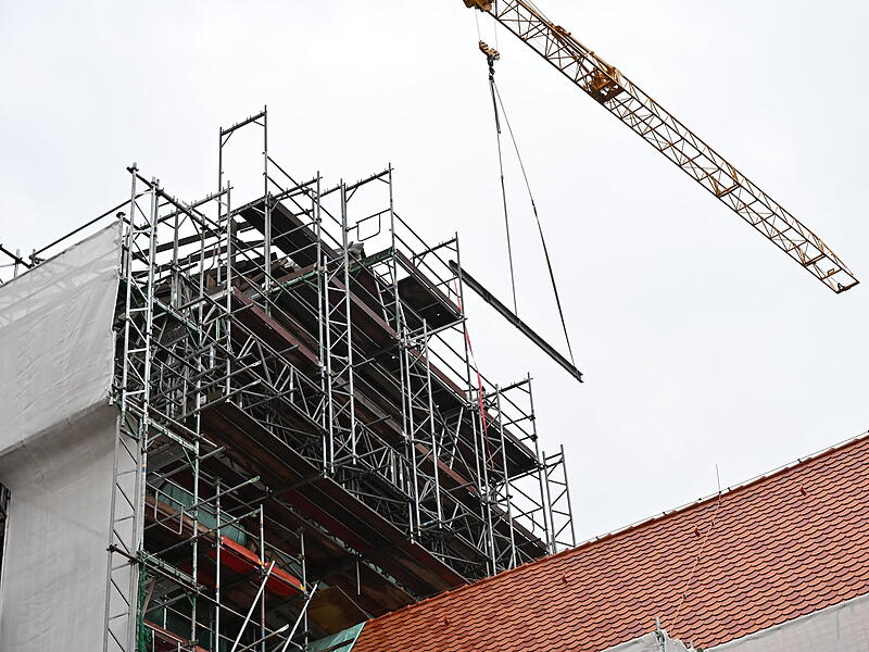 Am Dienstag wurden an der Forchheimer Rathausbaustelle die H&auml;ngewerke in den Dachstuhl eingebaut.