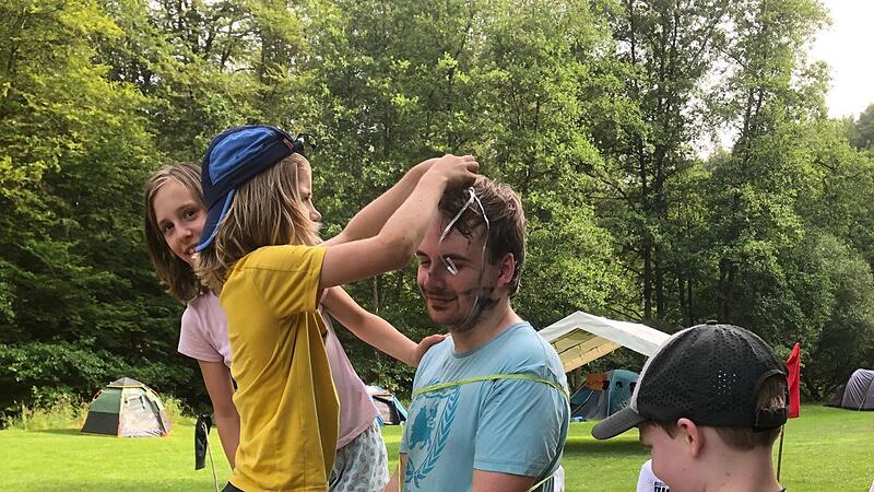 Junge und geduldige Betreuer kommen bei den Kids gut an.